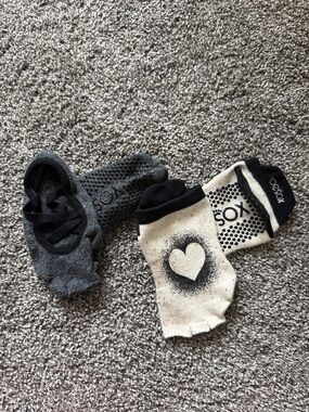Two Pairs of Grip No-Show Socks with Heart Design - Black & Cream (S/M)